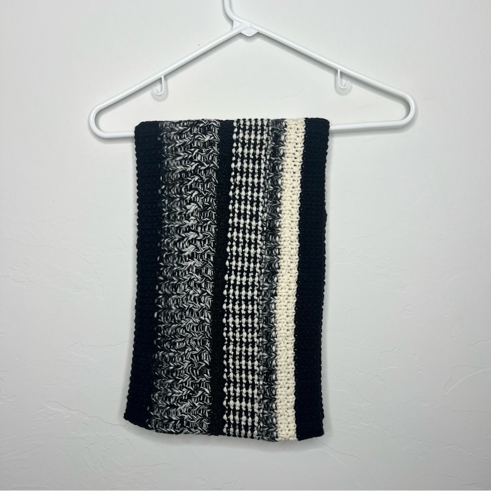 Black and white knit scarf